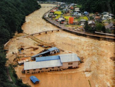 市街地で広く水があふれ、道路も見えない。