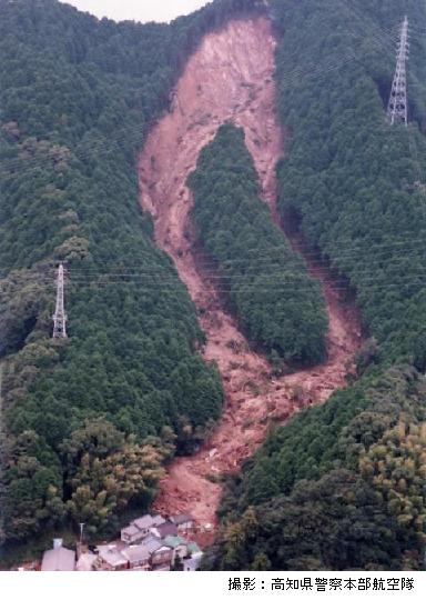 山腹の石や土砂が集中豪雨などによって一気に下流へと押し流されて被害に遭っている状況
