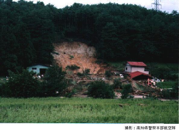山の斜面が突然崩れ落ちて被害に遭っている状況